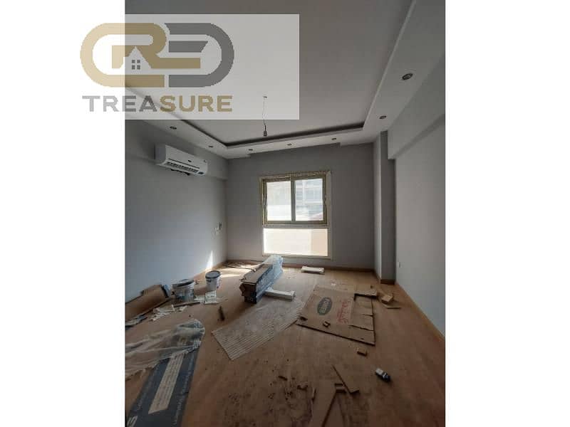 Apartment with garden for sale in Mountain View I City with ACS 7