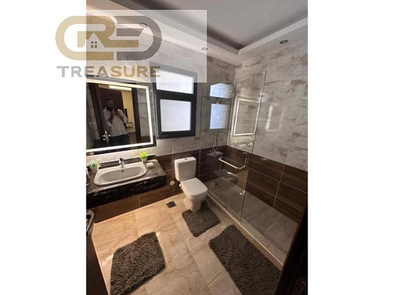 Apt in Eastown Ultra modern furnished super lux  . 13