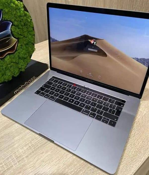 لاب MacBook pro 2019 كور i9 فيجا 4G تاتش بار حالة مثالية 1