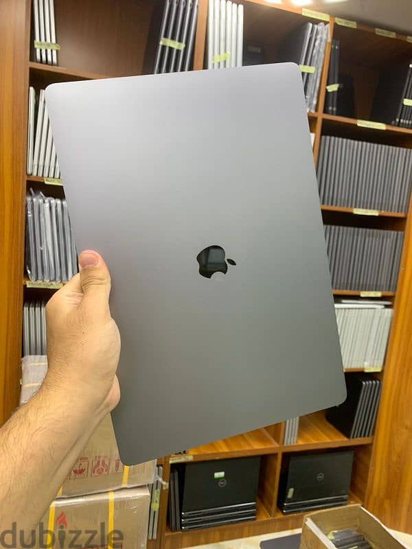 لاب MacBook pro 2019 كور i9 فيجا 4G تاتش بار حالة مثالية 5