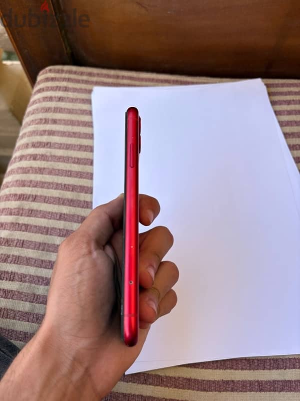 iphone 11 red mint condition ايفون ١١ احمر بالعلبة و الشاحن 5