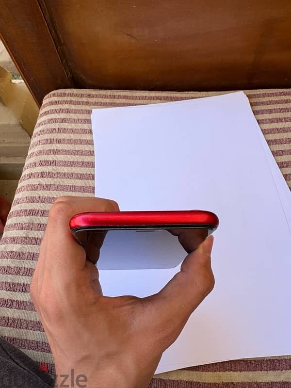 iphone 11 red mint condition ايفون ١١ احمر بالعلبة و الشاحن 6