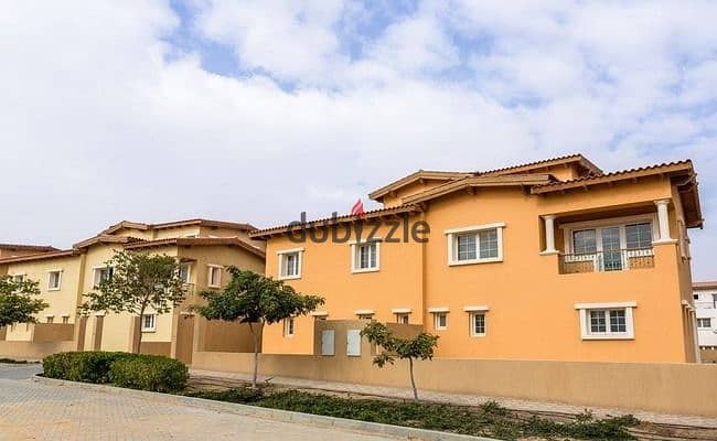 Townhouse corner for sale cash prime location in compound hyde park 8