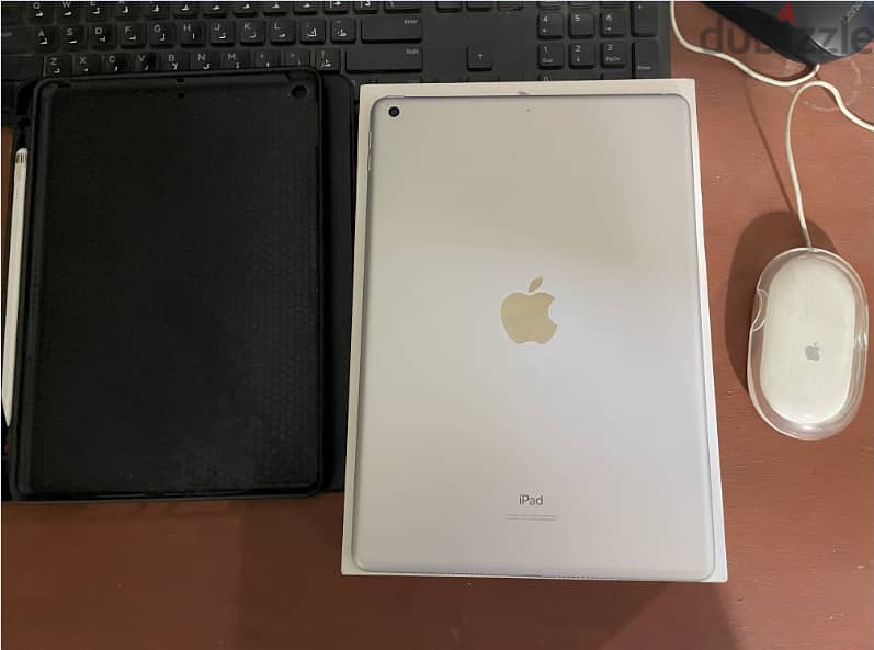 ipad 9 كسر زيرو معاه القلم وكل مشتملاته 1