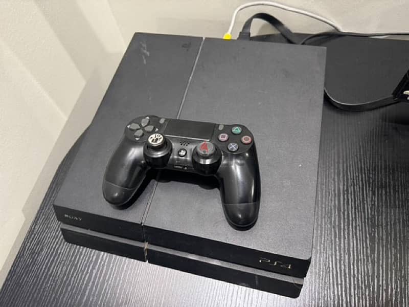 ps4 مستعمل + controller 1