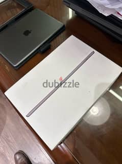 ipad 8th generation كالجديد بالعلبة و الشاحن الاصلي 0