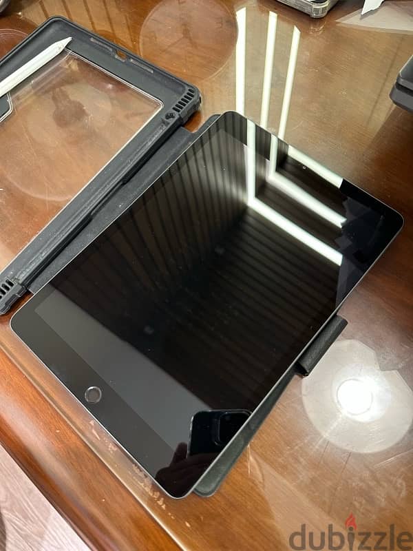 ipad 8th generation كالجديد بالعلبة و الشاحن الاصلي 4