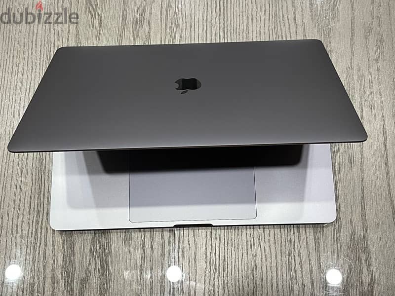 Macbook pro 16 inch / Core i9 / 16GB / 1TB 11