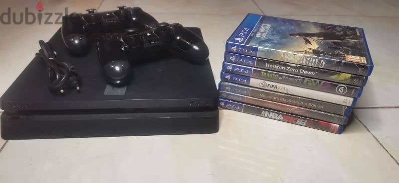 بلايستيشن ٤ PS4 slim ودراعين مع اكاونت بلس وفيفا ٢٥ sec ٥١٢جيجا 1