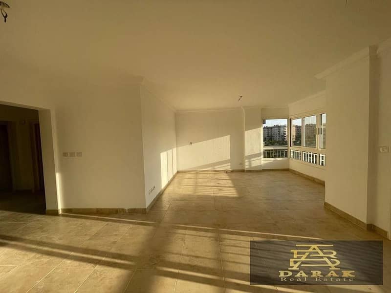 "Apartment of 149 m² plus 50 m² on the ground floor with a garden for sale in Madinaty, overlooking the waterway in B14. " 1