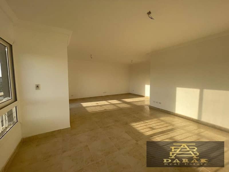 "Apartment of 149 m² plus 50 m² on the ground floor with a garden for sale in Madinaty, overlooking the waterway in B14. " 3