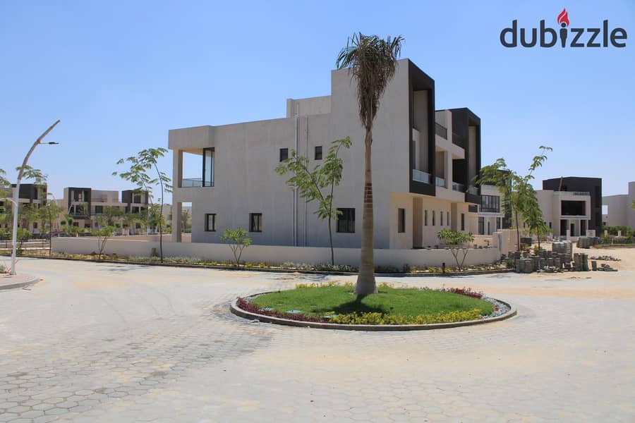 Standalone villa with a pool, super spacious at 434 m², right on the waslet Dahshur in Sheikh Zayed. 17