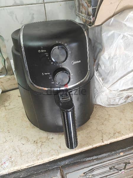 Midea - Air Fryer - 4L  Black 1