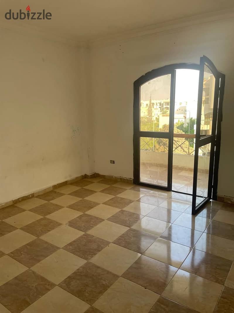 Penthouse for sale in Zizinia Compound 5