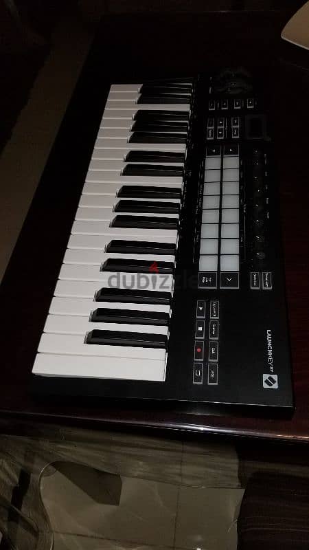 Novation launchkey 37 - MK3 , midi keyboard / controller 3