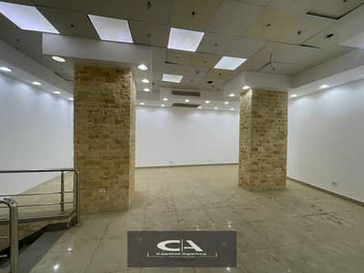 Showroom for rent 500 m finished and with air conditioners on the southern Teseen Street in the Fifth Settlement