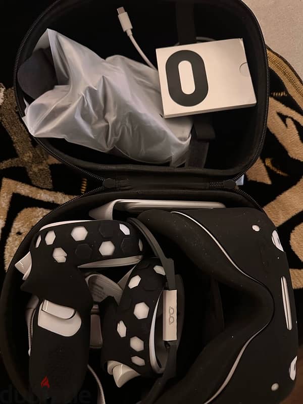 Meta oculus quest 2 new with box and bag with protective cases 2