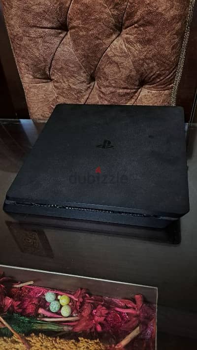 ps4 slim 1 tera مع دراعين original من قطر