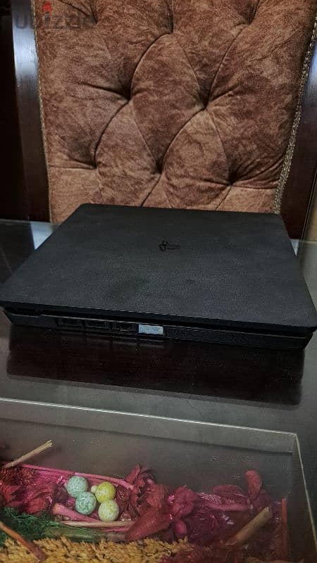 ps4 slim 1 tera مع دراعين original من قطر 1