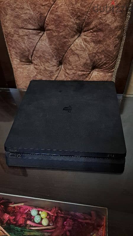 ps4 slim 1 tera مع دراعين original من قطر 2