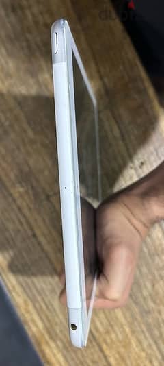 iPad 5th Gen (WiFi + Cellular) / 32GB 0