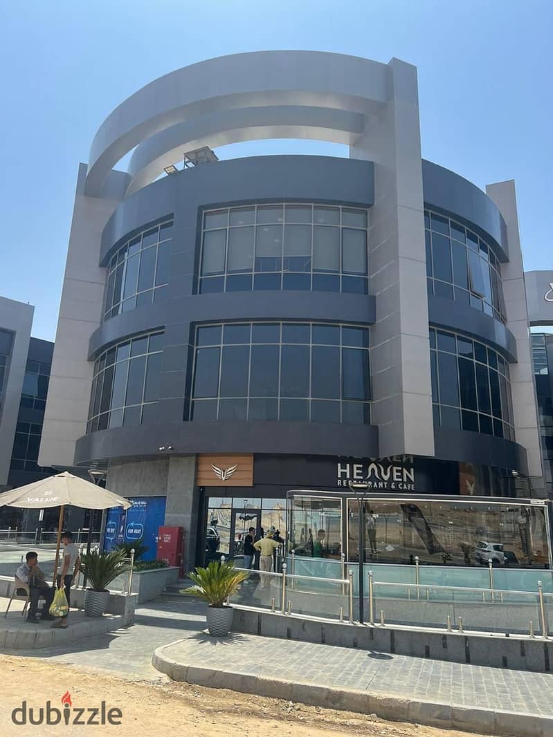 Shop for sale, 22 sqm, frontage, in the Fifth Settlement, in the largest commercial mall, in front of La Vista Compound, on the main floor, immediate 5