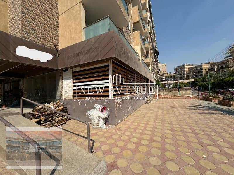 Retail for Sale in Ard el Golf high traffic 0