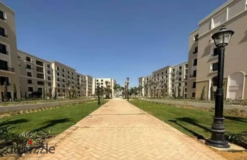 شقه متشطبه بالتكييفات كمبوند فيلدج ويست village west دره بالقرب من الربوه 8