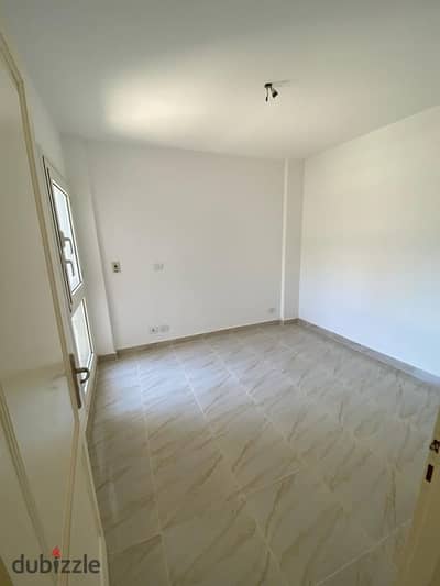 Two-bedroom apartment for sale, immediate delivery, fully finished, in front of services, garden view, at a special price in Madinaty