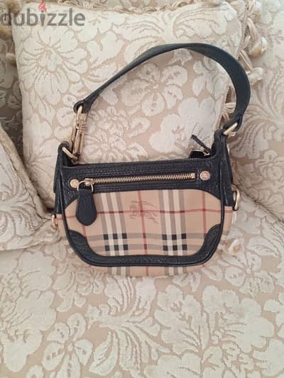 A CATCH! vintage small hobo Burberry bag. authentic,stylish.