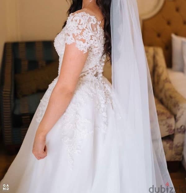 wedding dress with long veil for sale 3