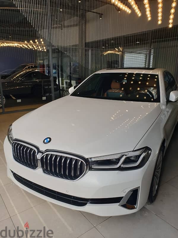 Bmw520i 2023 Luxury-ZERO-Pearl White/Camel وكيل ابيض فرش جملي 1