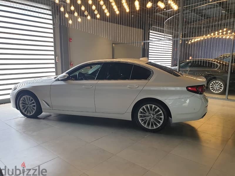 Bmw520i 2023 Luxury-ZERO-Pearl White/Camel وكيل ابيض فرش جملي 2