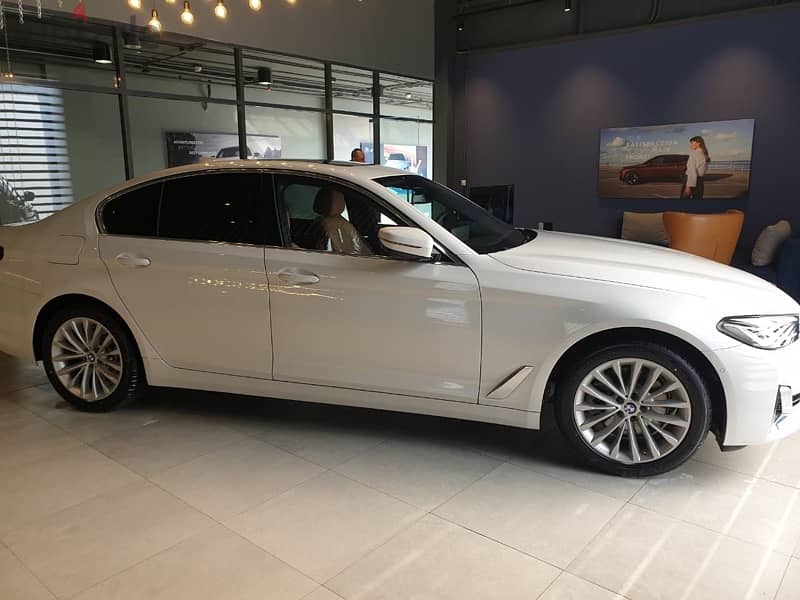 Bmw520i 2023 Luxury-ZERO-Pearl White/Camel وكيل ابيض فرش جملي 3