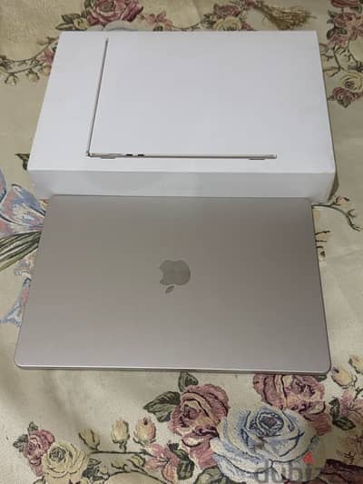 Macbook Air M2 2023 15 Inch 512GB مشحون ١١ مرك فقط بكل حاجته بالضمان