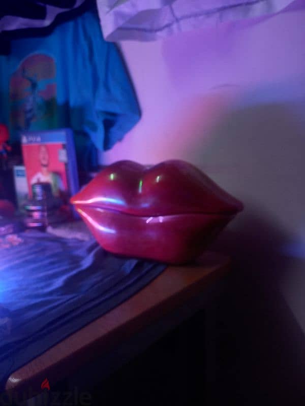 old retro telephone in a kiss shape 4