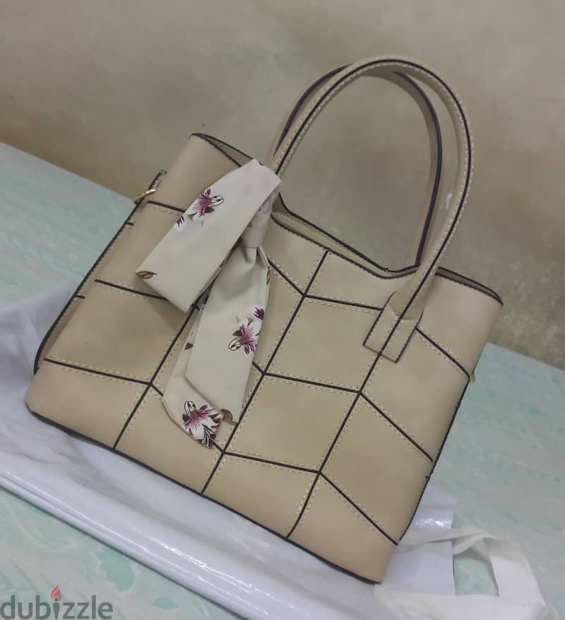 شنطة Beige جلد جديدة من الامارات 18