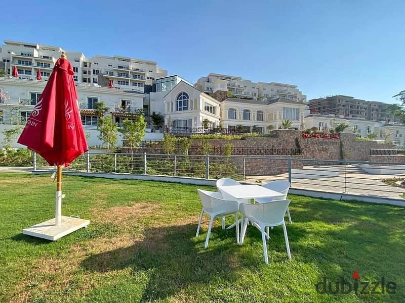 A very distinctive corner townhouse with a wonderful view of the largest central garden. Excellent location in October 4