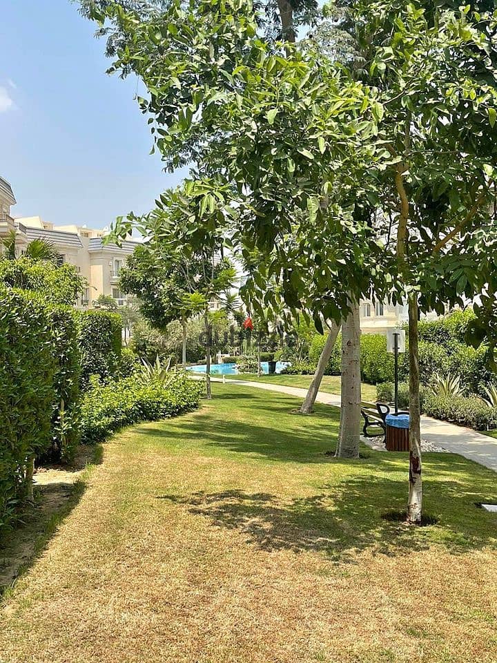 A very distinctive corner townhouse with a wonderful view of the largest central garden. Excellent location in October 5