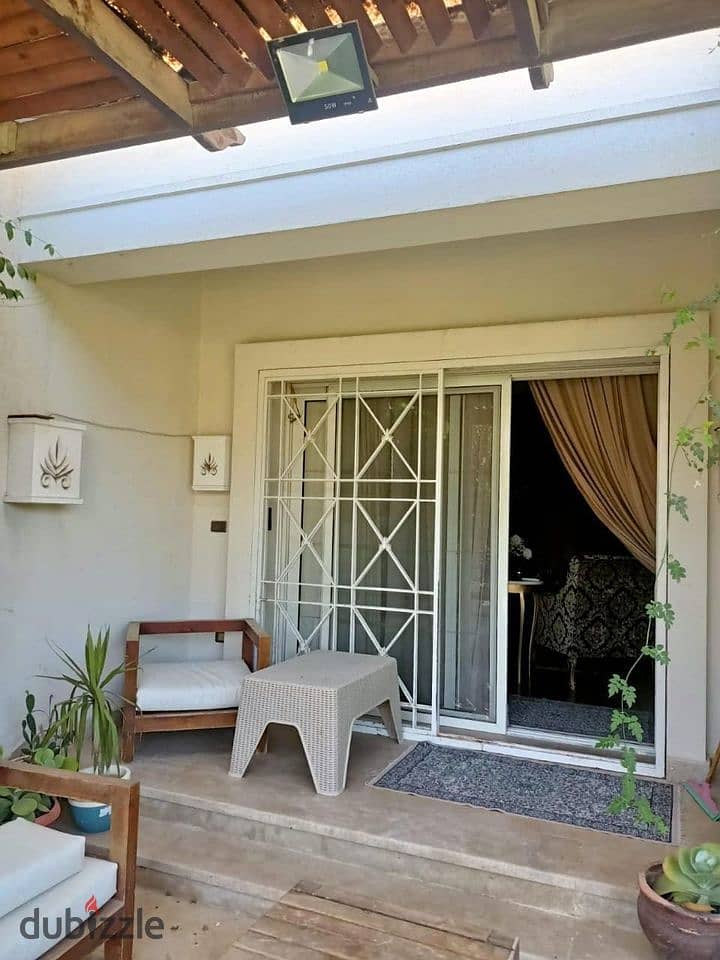 A very distinctive corner townhouse with a wonderful view of the largest central garden. Excellent location in October 8