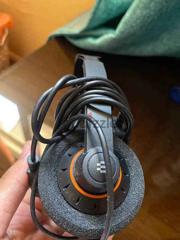 USB HEADPHONES USED FOR ONLY A MONTH 0