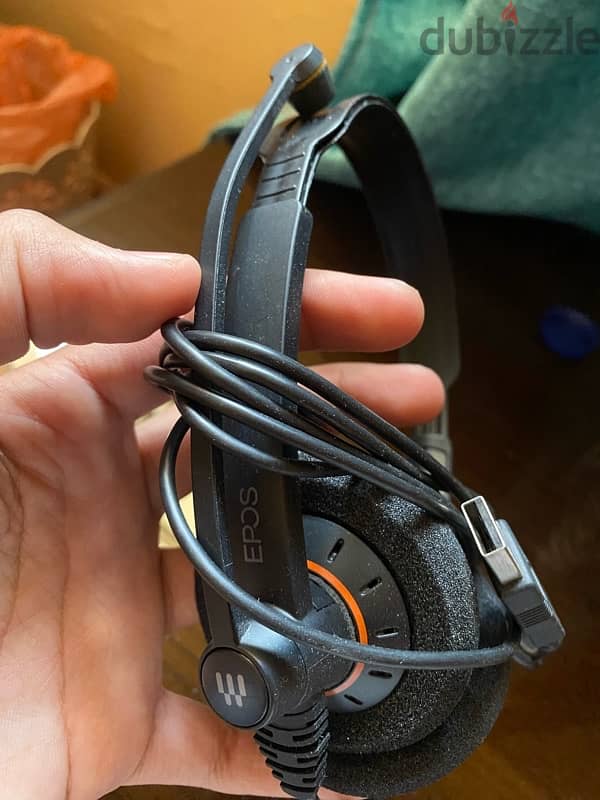 USB HEADPHONES USED FOR ONLY A MONTH 2