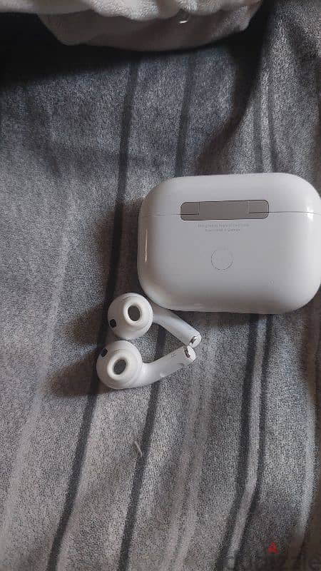 Apple airpods 2 (second generation) 4