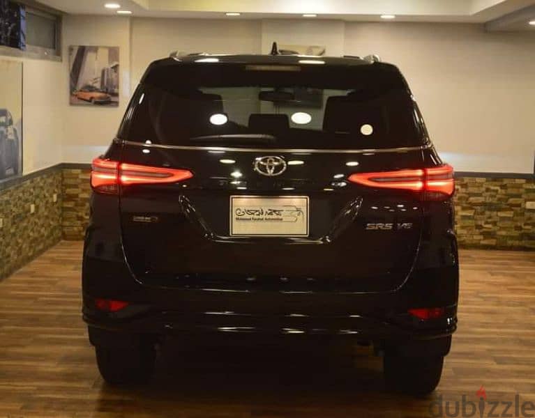 Toyota Fortuner SR5 2025 3