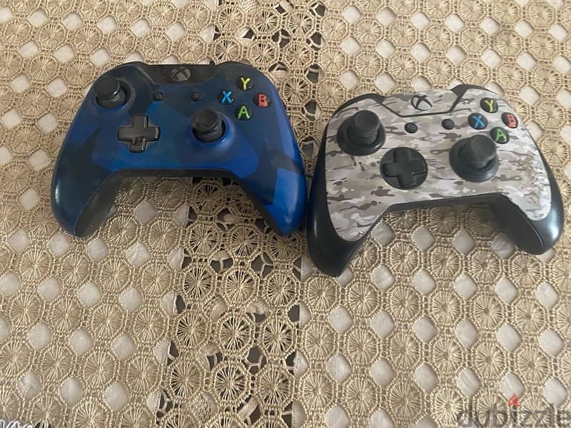 xbox one with two controllers 0