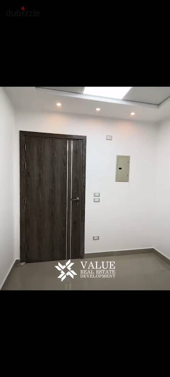 350,000 down payment Super Lux clinic for sale in Shorouk in the largest medical mall next to Carrefour, installments up to 6 years without payments o 5