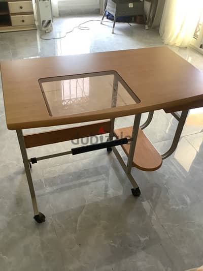 مكتب كمبيوتر computer desk