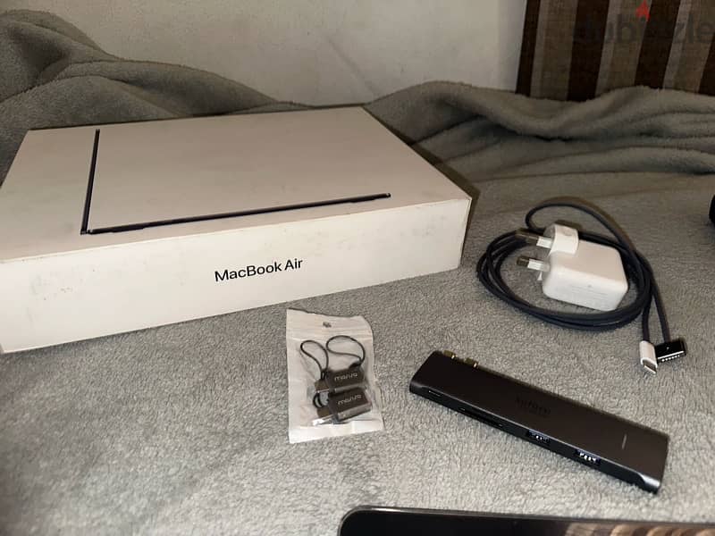 Apple macbook M3 13.6 inch 16GB unified memory  512GB SSD 3