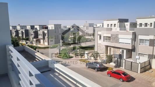 Townhouse 254 m 4 bedroomsfully finished with air conditioners, ready to move view landscape in Hyde Park Compound