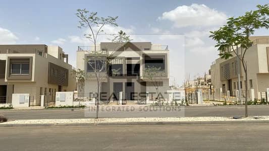 old price for a quick sale, I own a twin house with the largest area and a prime location in the heart of New Cairo